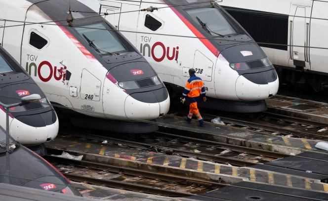 A railway worker at the Charenton-le-Pont TGV depot, December 16, 2021.