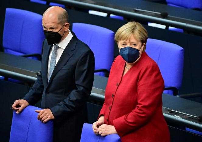 Olaf Scholz and Angela Merkel in the Bundestag, August 25, 2021. They met with the leaders of the sixteen German regions to discuss a possible tightening of restrictions and compulsory vaccination against Covid-19.