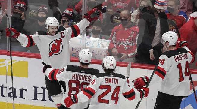 Nico Hischier scores the fifth and sixth goals of the season in the NHL against Washington. 