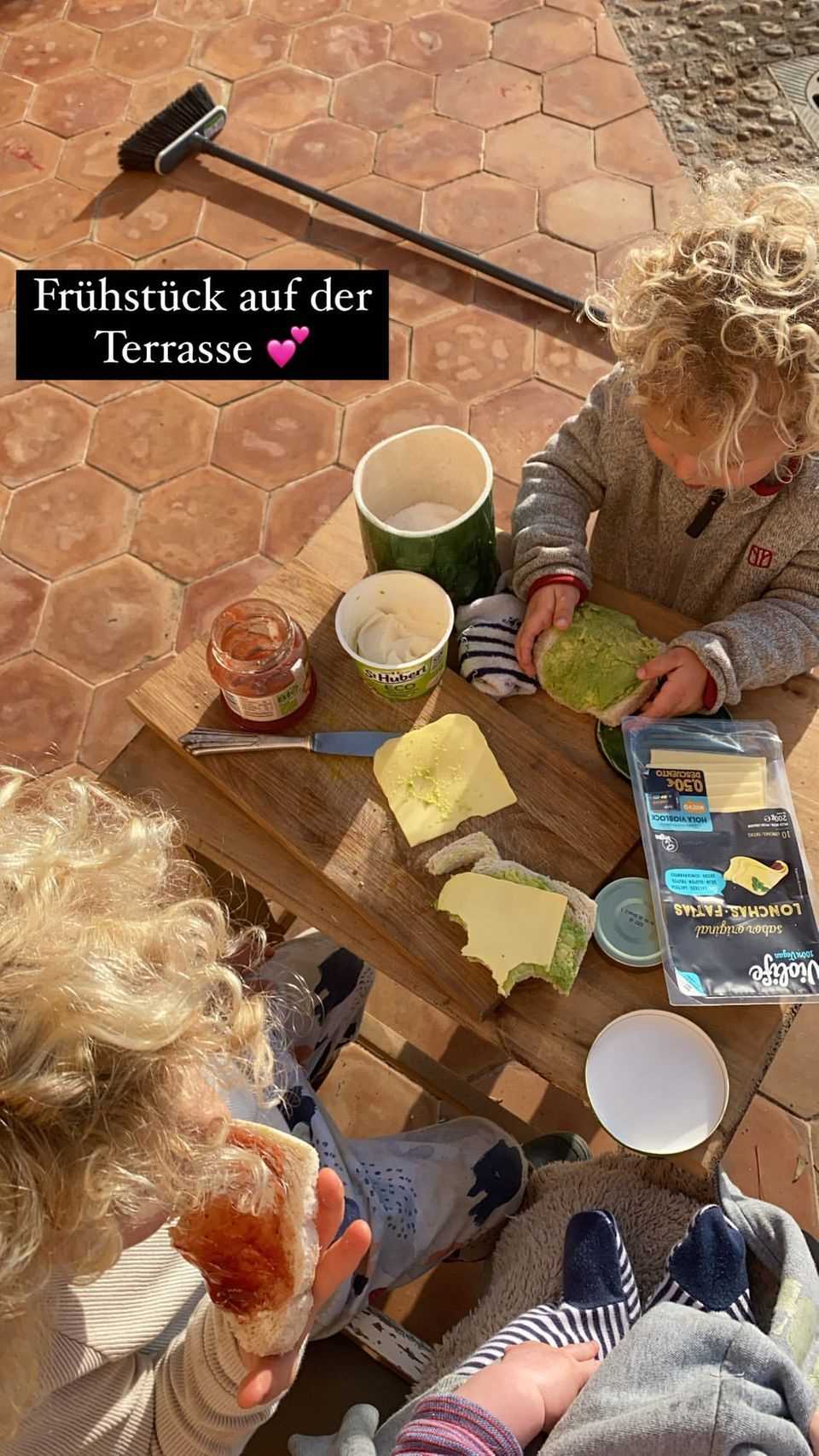 In her Instagram story, Janni Kusmagk shows what her new everyday family life looks like on Mallorca.