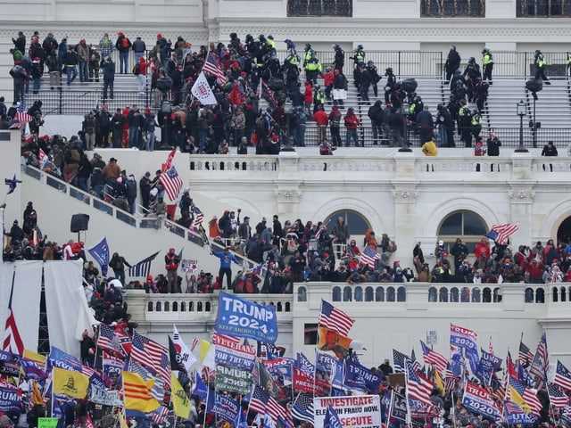 Trump-Anhänger vor dem Kapitol.