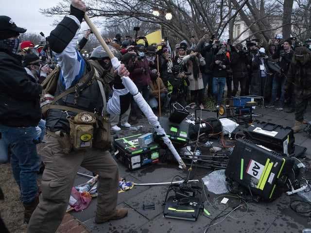 Trump-Anhänger zerstören Material einer Kamera-Equipe.