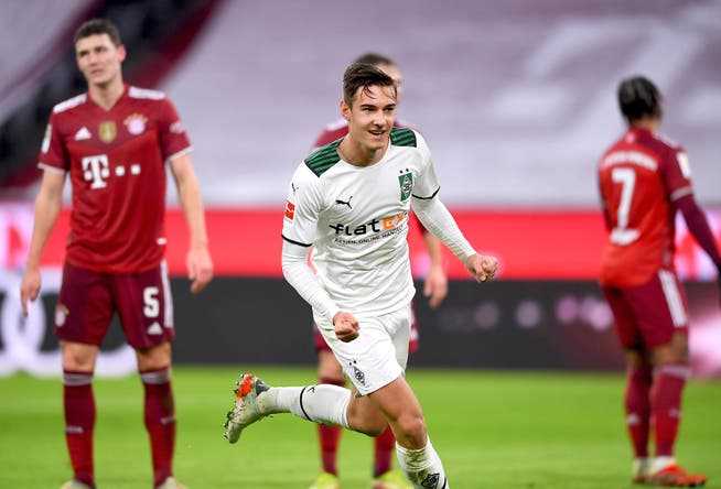 Der Gladbacher Florian Neuhaus (vorne) trifft gegen den FC Bayern in der 27. Minute zum 1:1.
