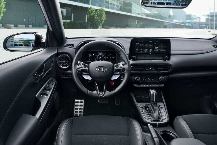 The Hyundai Kona N has a more intuitive operation and a more readable display.  However, the materials look a bit cheap.  This is not about atmosphere, but about making rapid progress.