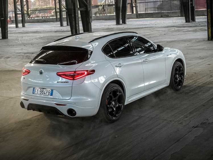 Although 225 kilograms heavier than the Hyundai, the Alfa Romeo still manages perfectly thanks to all-wheel drive.