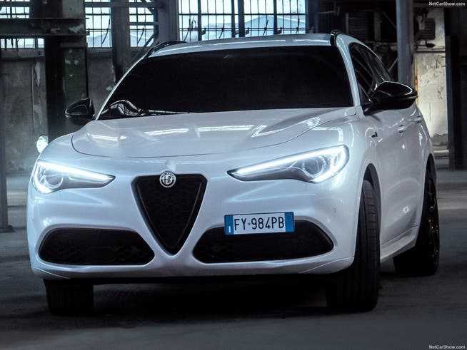 Uncompromising, straightforward, dignified: the front of the Stelvio Veloce fits into the image of the entire Alfa Romeo range.