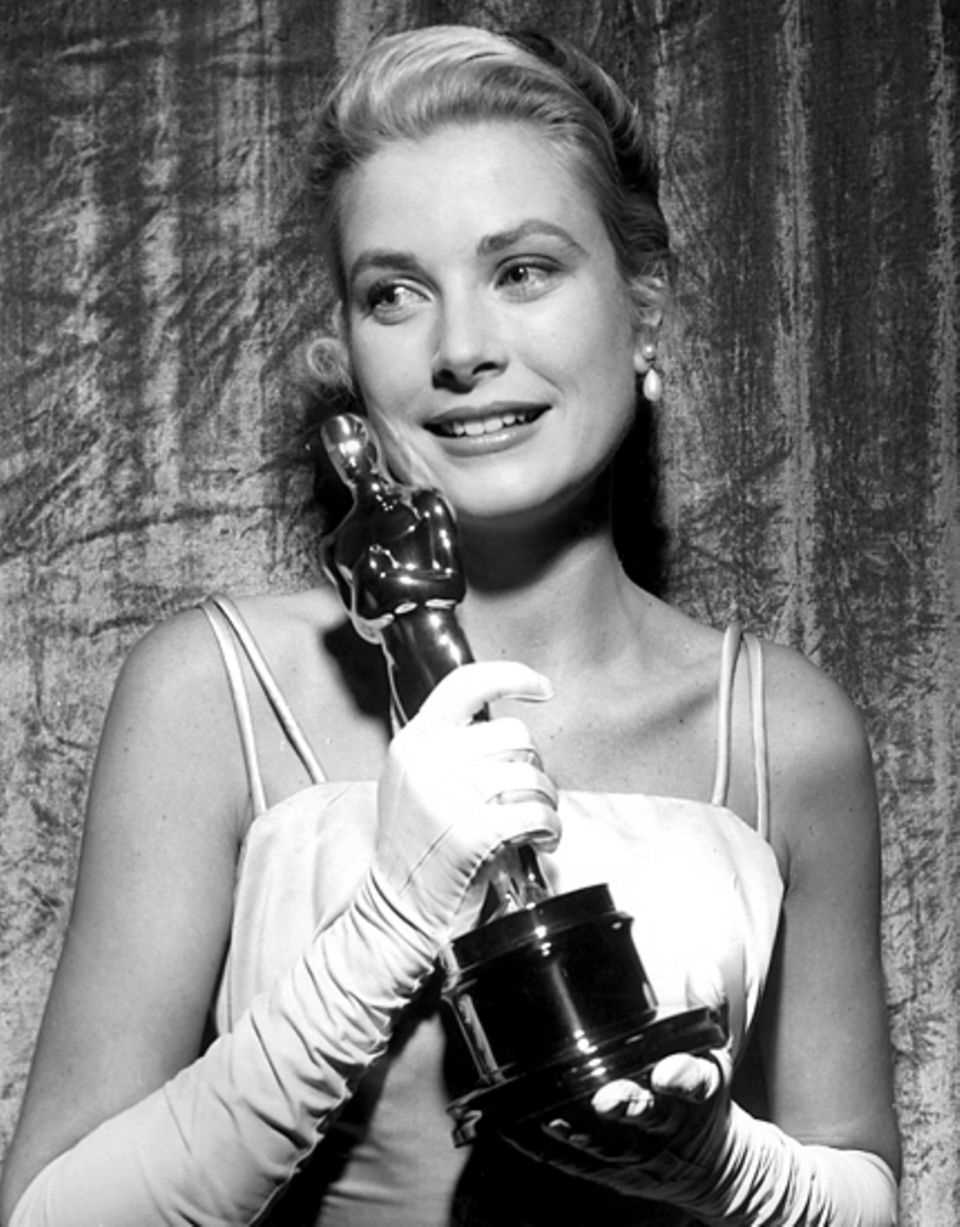 In 1955, Grace Kelly can look forward to an Oscar.  She is going for her role in "A country girl" ("The Country Girl"
