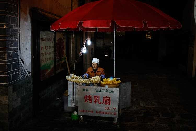 This street vendor also takes care of the physical well-being of the numerous tourists who visit Dali.