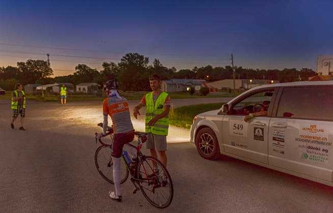 Morning mood at the Race Across America – Nicole Reist sleeps only nine hours in almost ten days. 