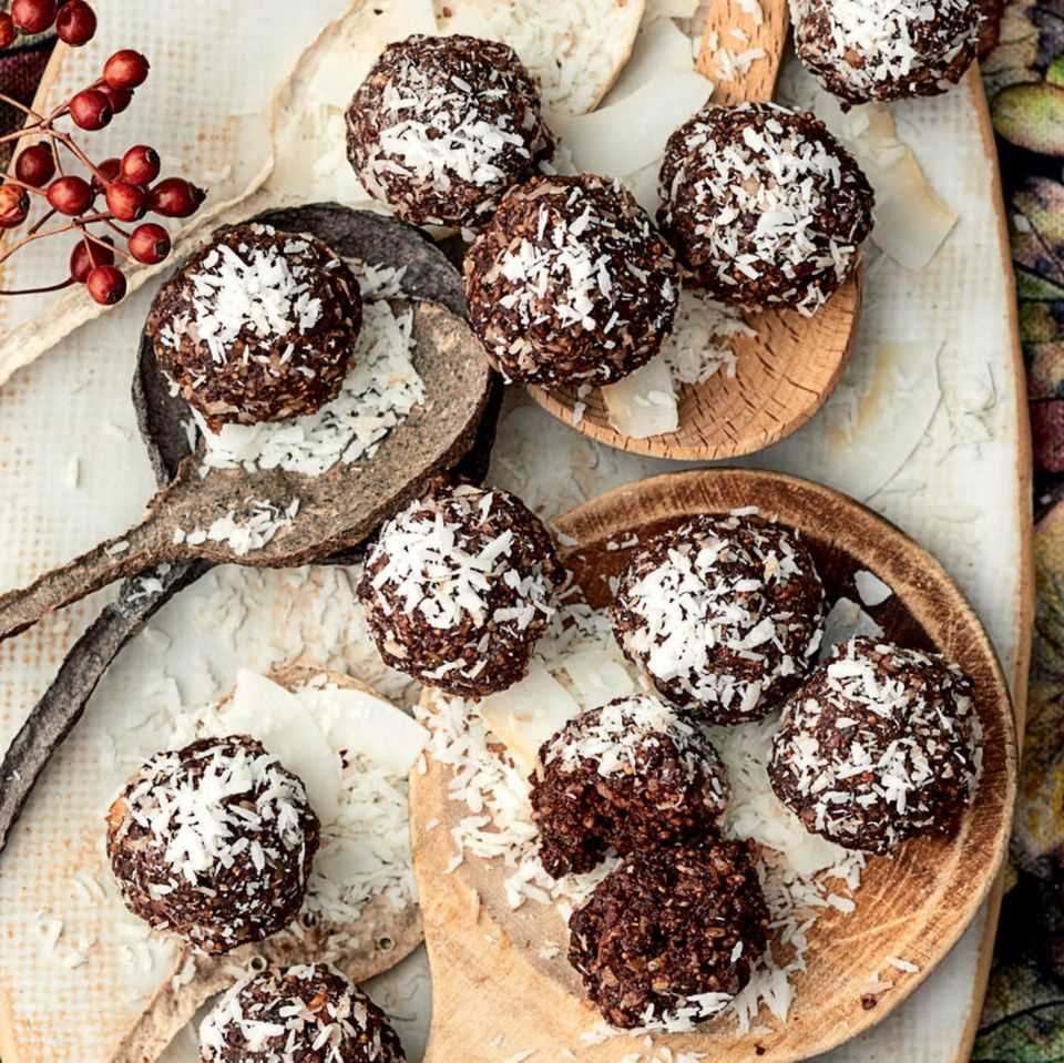 Healthy snacks: fig and nut balls