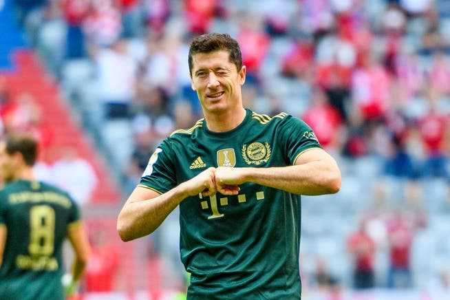 For the second time in a row, Lewandowski is voted World Player of the Year. 