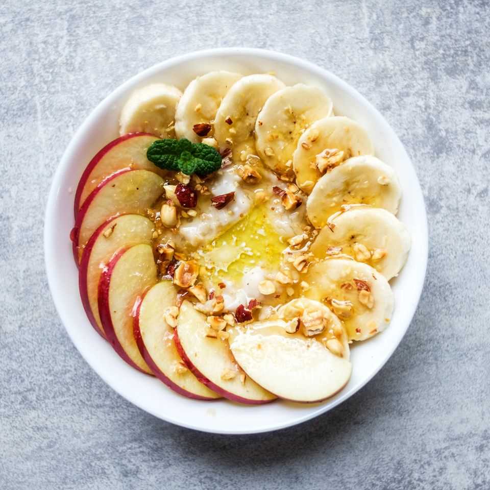 A combination of oatmeal and apple is super healthy and makes it easier for us to lose weight