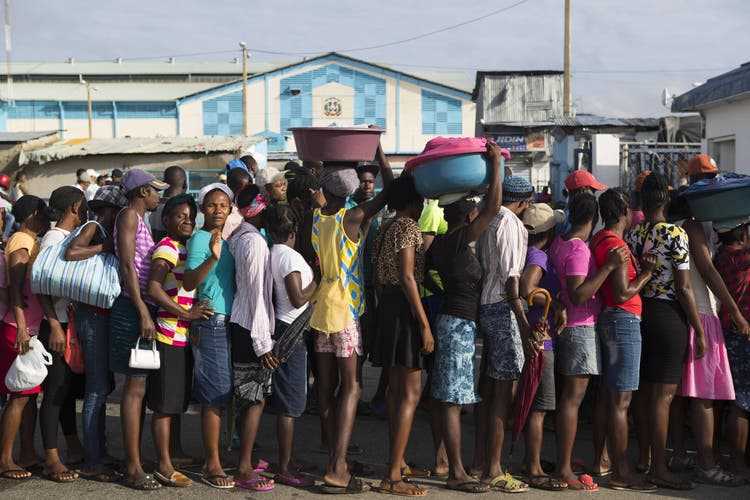 Frauen aus Haiti warten am Grenzübergang von Dajabon auf Einlass in die Dominikanische Republik, um dort ihre Waren zu verkaufen. 