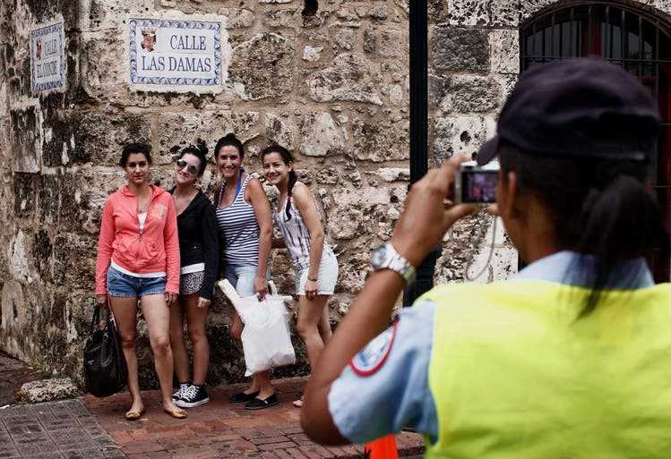 Ein Bild fürs Ferienalbum: Eine Polizistin fotografiert eine Gruppe von Touristinnen in der Altstadt von Santo Domingo. 