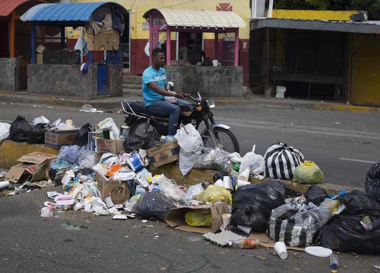 Müll in Santo Domingo. Mit speziellen Trainings soll die Bevölkerung sensibilisiert werden, ihren Müll nicht einfach auf der Strasse zu entsorgen.