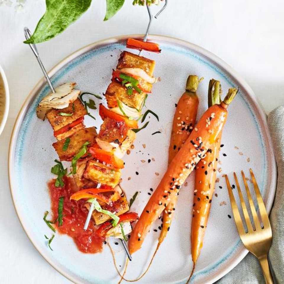 Lupine skewers with sesame carrots