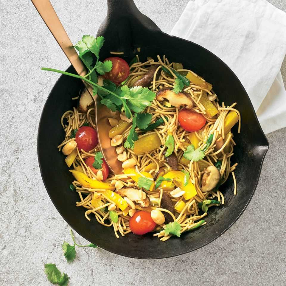 Wok noodles with peppers and peanuts
