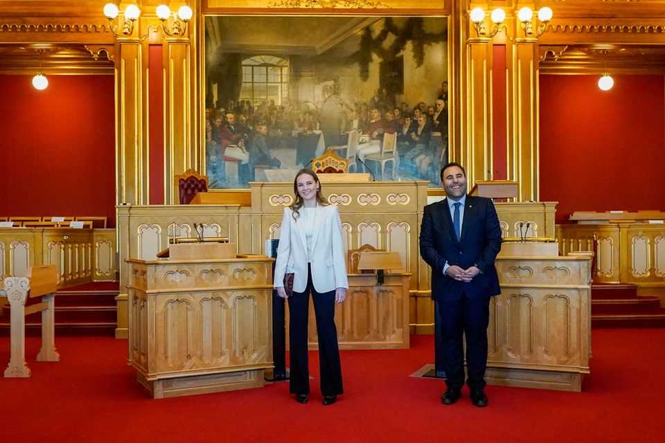 Princess Ingrid Alexandra and Masud Gharahkhani stand in Parliament
