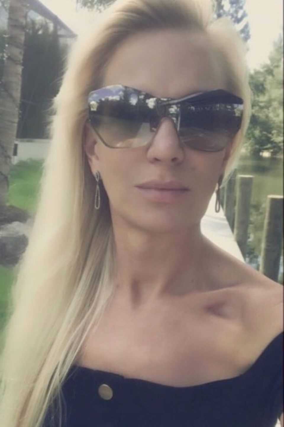 Claudia Norberg, Michael Wendler's ex, relies on eye-catching sunglasses from Versace (approx. 235 euros).  But she's wearing a different one now...