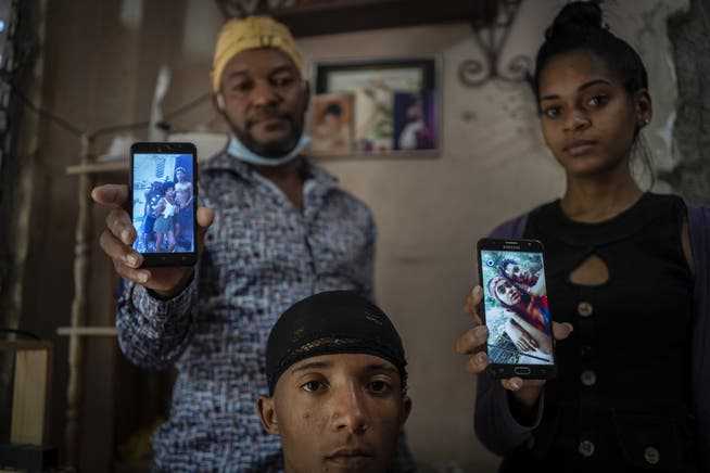 Relatives of participants in protests against Cuba's government in July 2021 show photos.  Six months after the demonstrations, more than 50 participants face sentences of up to 30 years in prison. 