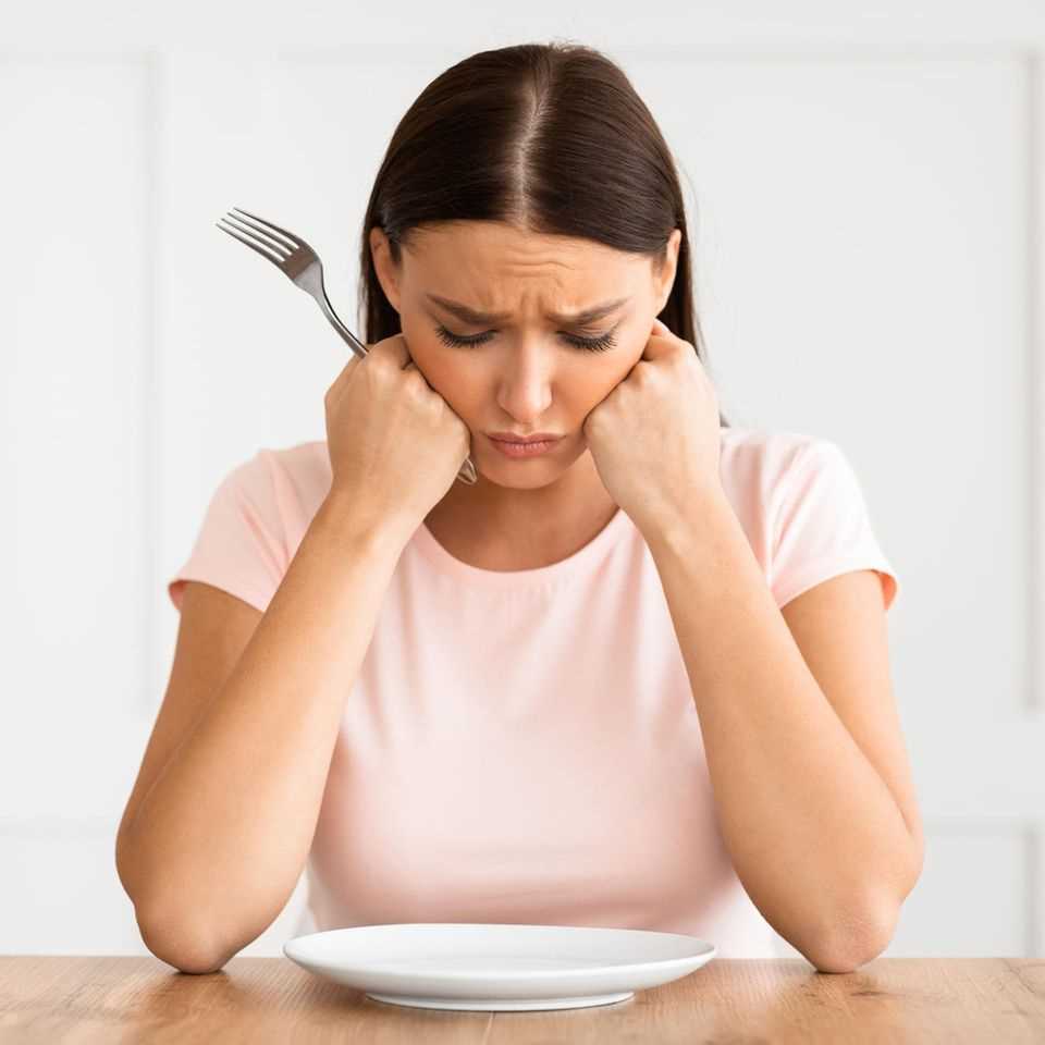 Woman looks unhappily at empty plate |  Lose weight traps: These 5 habits inhibit your metabolism