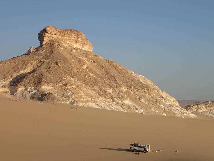 Die Oase Bahariya ist von viel Wüste umgeben – ein Paradies für Menschen, die Abgeschiedenheit und Stille suchen. Juliette und Montaser haben sich im Wüstentourismus selbständig gemacht.