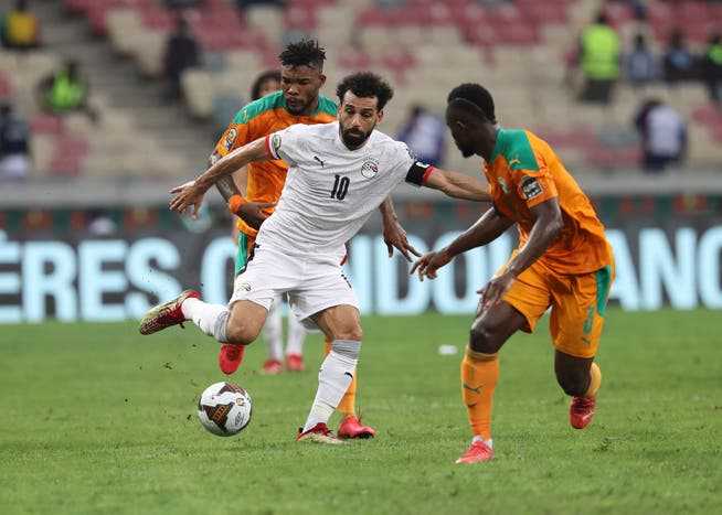 Mohamed Salah dances out the Ivoire Serey Die (left) and Ghislain Konan.
