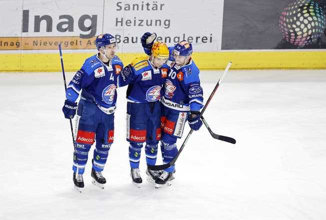 Have a lot of reason to be happy on Thursday: ZSC player Patrick Geering (left) celebrates with his teammates Denis Malgin and Sven Andrighetto (right).