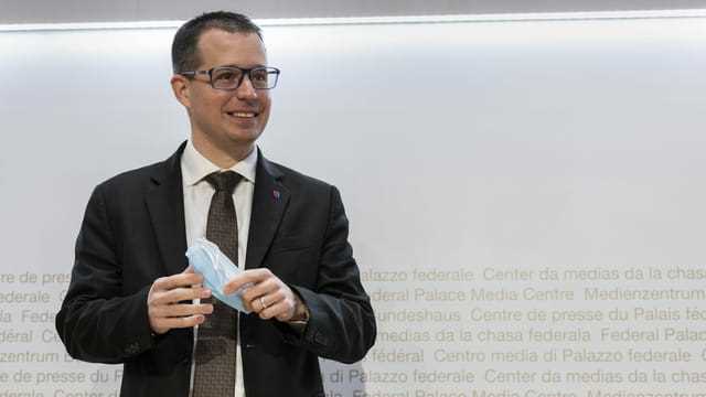 Marco Romano (Mitte/TI), Präsident der Staatspolitischen Kommission des Nationalrats, stehend, vor Beginn der Medienkonferenz.