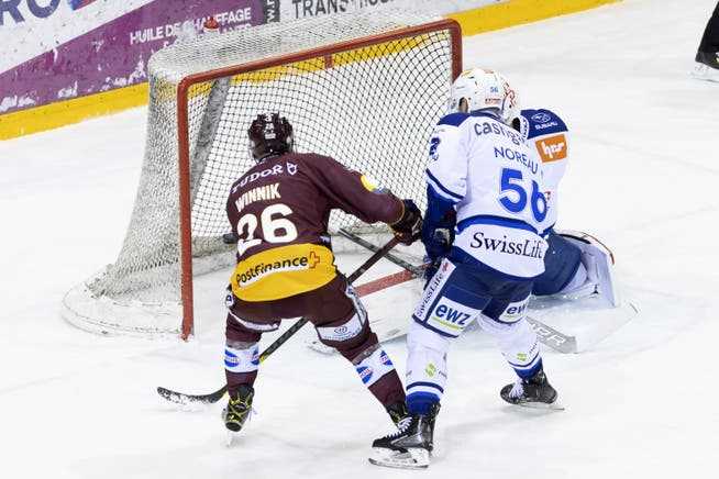 Early preliminary decision: Daniel Winnik (left) from Geneva/Servette beats the ZSC goalie twice in the first third.