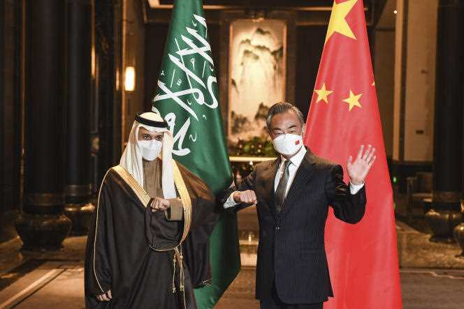 Chinese Foreign Minister Wang Yi (right) and his Saudi counterpart Faisal Ben Farhan Al Saud in Wuxi, China, January 10, 2022.