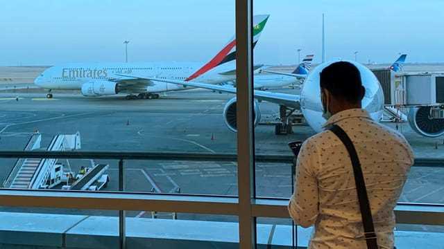 Ein Passagier wartet auf seinen Flug im Flughafen in Dubai