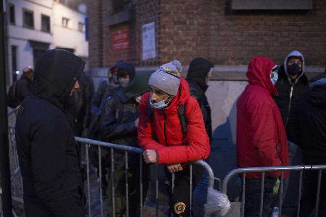 The queue of migrants for the registration of their asylum application in front of the arrival center of the Belgian agency for the reception of asylum seekers (Fédasil) in Brussels, December 29, 2021.