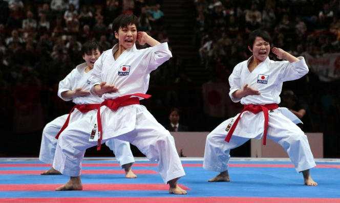 The Japanese karate team, with Miku Morioka, Suzuka Kashioka and Yoko Kimura, in Paris, in 2012.