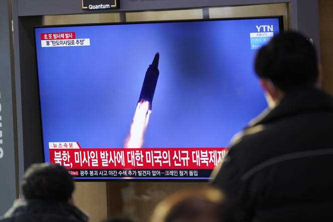 South Koreans watch TV in Seoul as Pyongyang's latest missile launch on January 14, 2022.