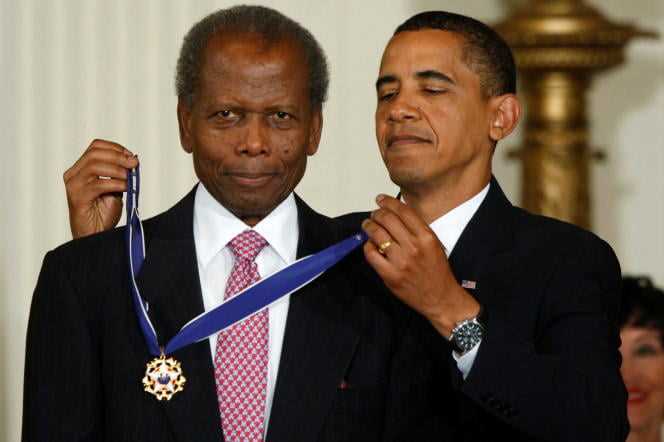 Sidney Poitier receives the Presidential Medal of Freedom from Barack Obama (then President of the United States) in August 2009.