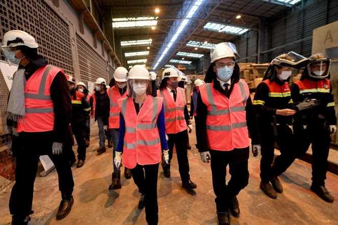 The Minister Delegate for Industry, Agnès Pannier-Runacher (in the center), visits the Aluminum Dunkerque factory in Loon-Plage (Nord), January 21, 2022.