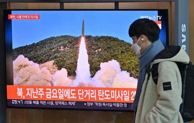A South Korean TV channel shows a North Korean missile launch, on a screen at a train station in Seoul, January 17, 2022.