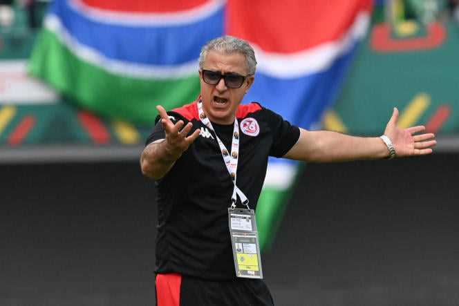 Tunisian coach Mondher Kebaier during the African Cup of Nations match against Mali in Limbé on January 12, 2022.