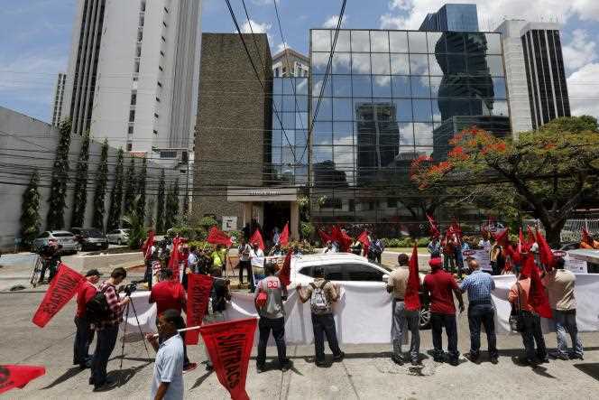 Demonstration by Panamanian unions in front of the offices of the Mossack Fonseca law firm, implicated by the 