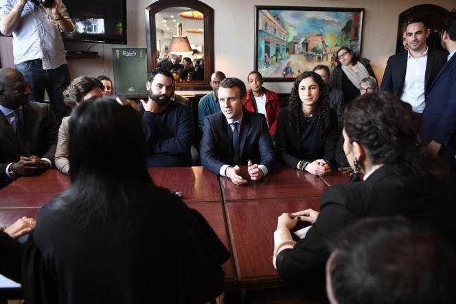 Emmanuel Macron in the campaign, with comedian Yassine Belattar, in Les Mureaux (Yvelines), March 7, 2017.