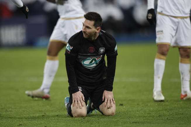 Obwohl Lionel Messi nach überstandener Covid-Infektion von Anfang an spielen kann, scheitert PSG an Nizza.