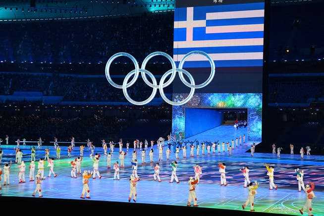 Die griechische Delegation läuft als erste ins Stadion ein. 