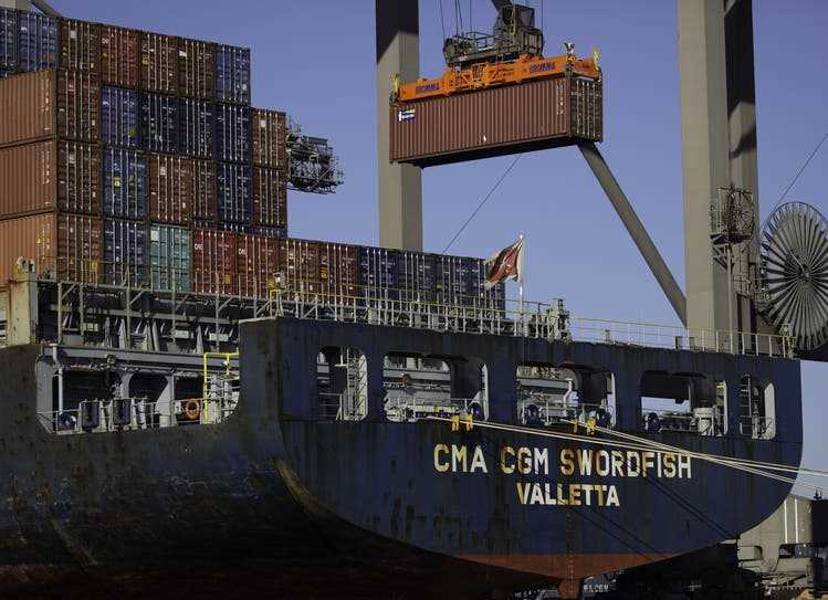 Das Containerschiff «Swordfish» der Reederei CMA CGM hat es geschafft: Der Frachter wird am Hafen von Los Angeles entladen.