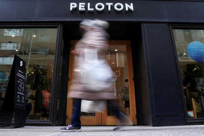 Eine Passantin geht im Januar am Peloton-Geschäft im New Yorker Stadtteil Manhattan vorbei. Der Hersteller von Fitnessgeräten erlebte in der Pandemie zunächst einen rapiden Aufstieg.