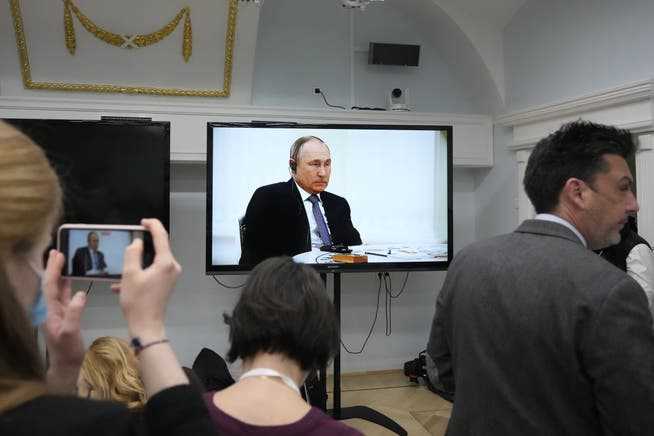 Journalists in the Kremlin follow the start of talks between Vladimir Putin and Emmanuel Macron.