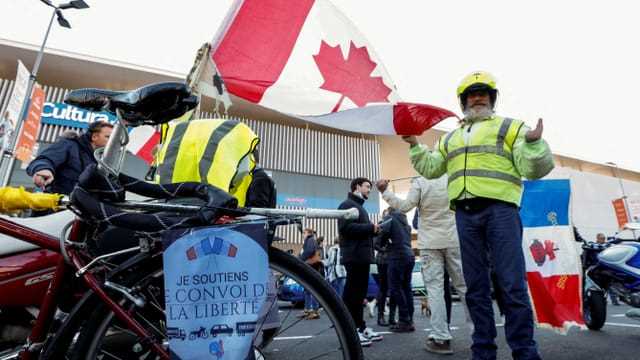 Etwa 200 Demonstranten versammelten sich auf einem Parkplatz in Nizza, viele von ihnen mit kanadischen Flaggen in Anspielung auf die Trucker in Kanada, die gegen die Corona-Massnahmen ihrer Regierung protestieren.