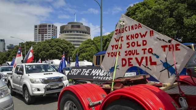 Plakat in Wellington, Neuseeland, mit der Aufschrift: «Jacinda Ardern, wir wissen, dass du deine Seele dem Teufel verkauft hast.»