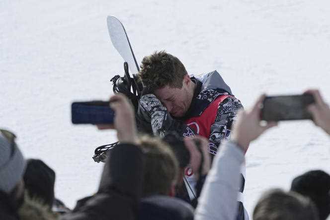 Shaun White overcome with emotion after the halfpipe final, the last race of his career, Friday, February 11, in Zhangjiakou.