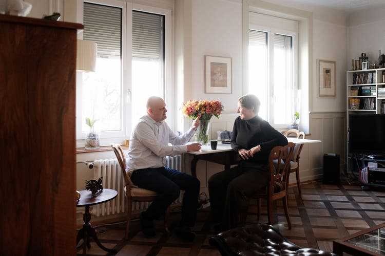 Warten auf die ersten Wahlresultate: Baumer mit seiner Frau Bettina Uhlmann in der gemeinsamen Wohnung im Kreis 6.
